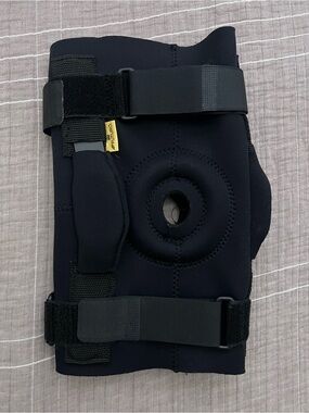 Futuro Black Open-Patella Knee Support Brace